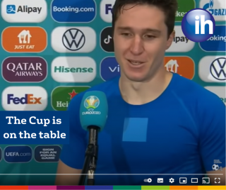 The cup is on the table. Intervista in inglese a Chiesa.